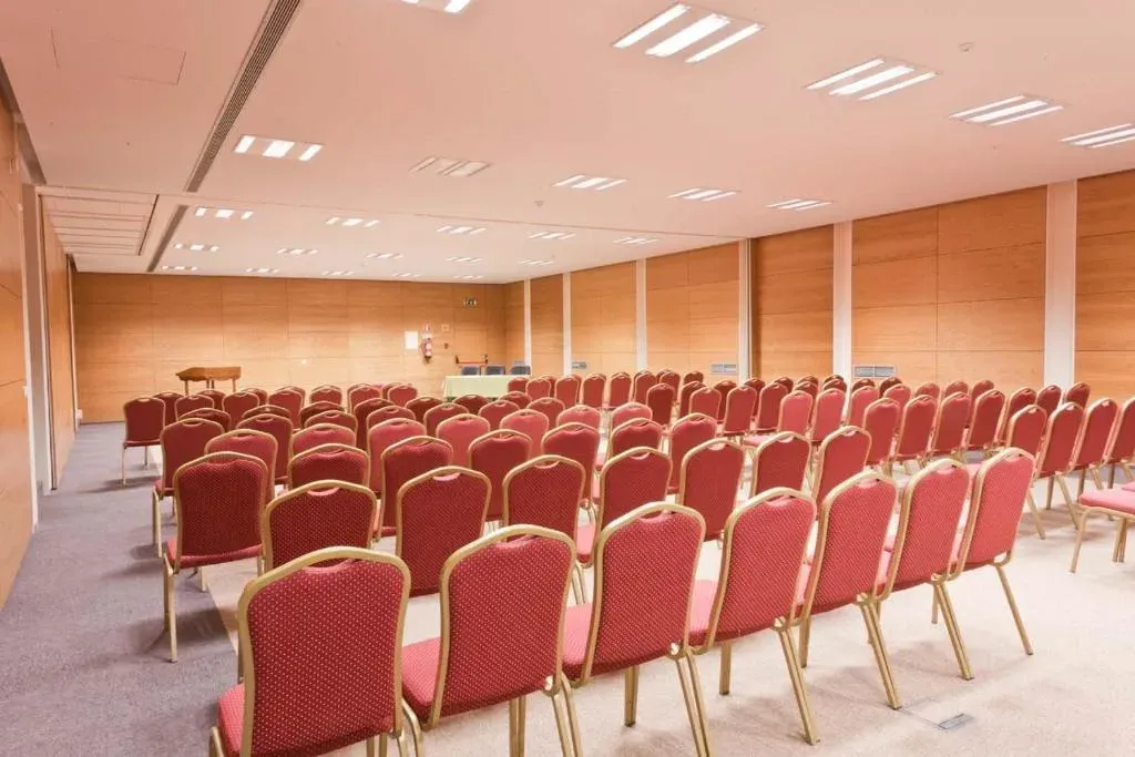 Sala de conferências do Curia Palace Hotel preparada para eventos