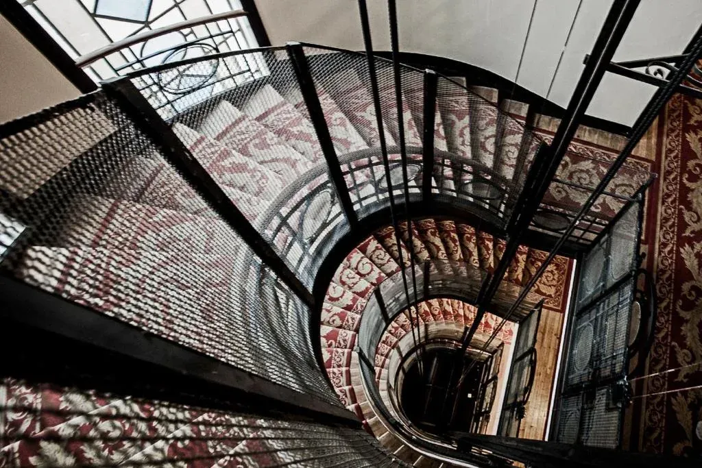 Escadaria nobre do interior do Curia Palace Hotel