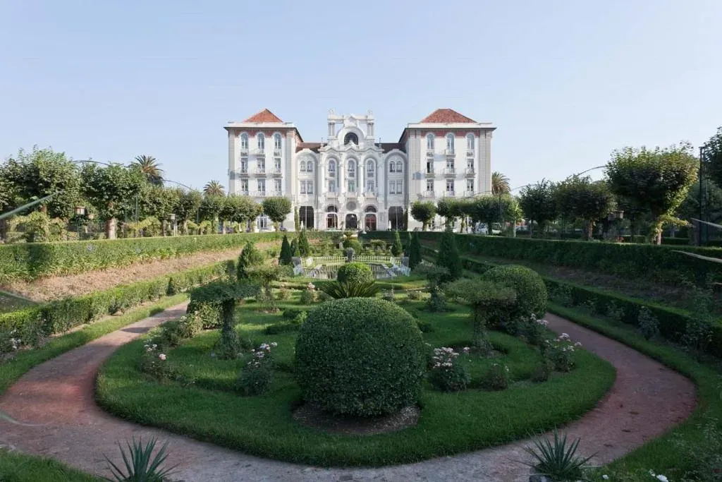 Jardins do Parque da Curia vistos do hotel, durante o dia