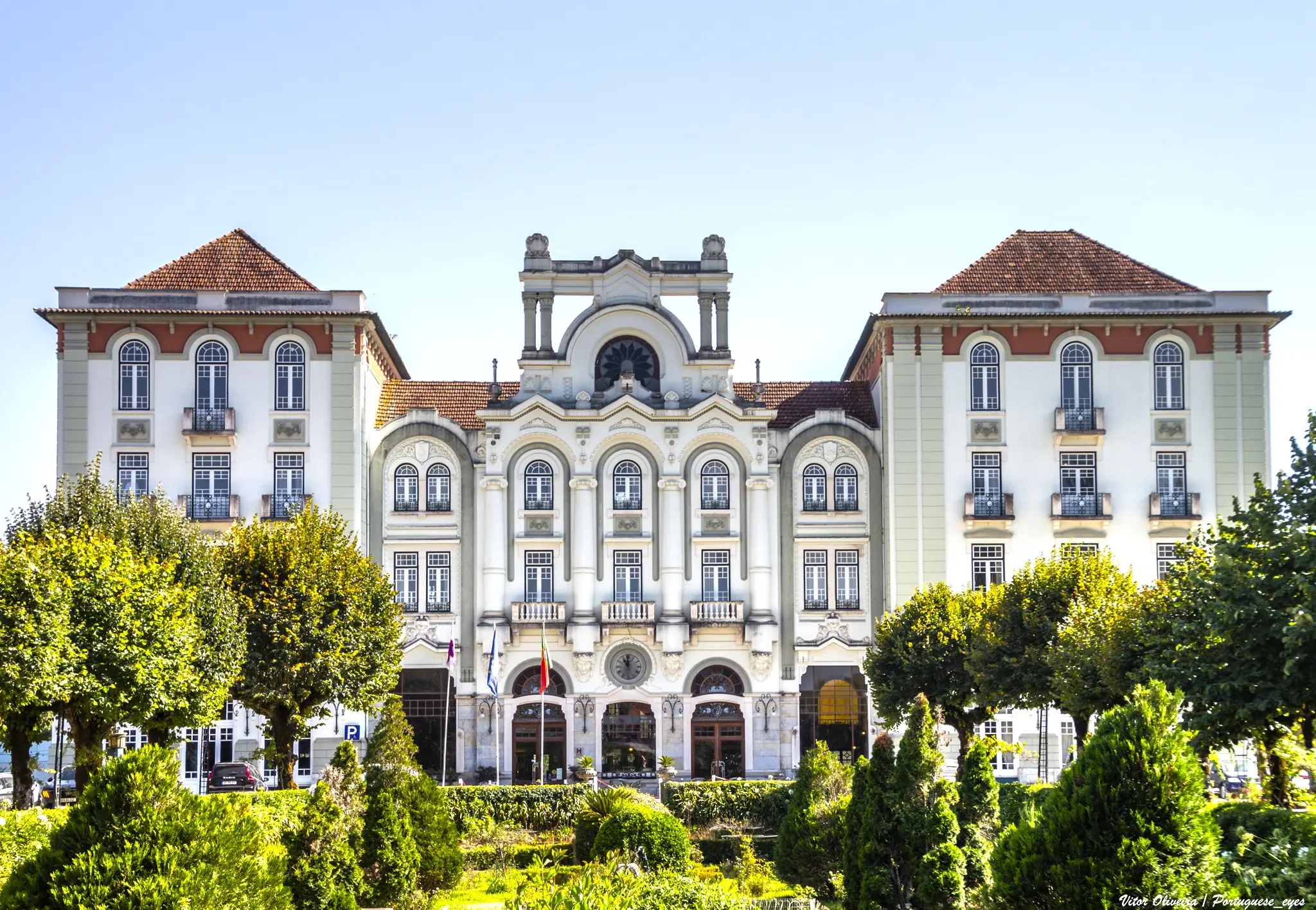 Fachada do Curia Palace Hotel vista de dia, edifício centenário em estilo Belle Époque