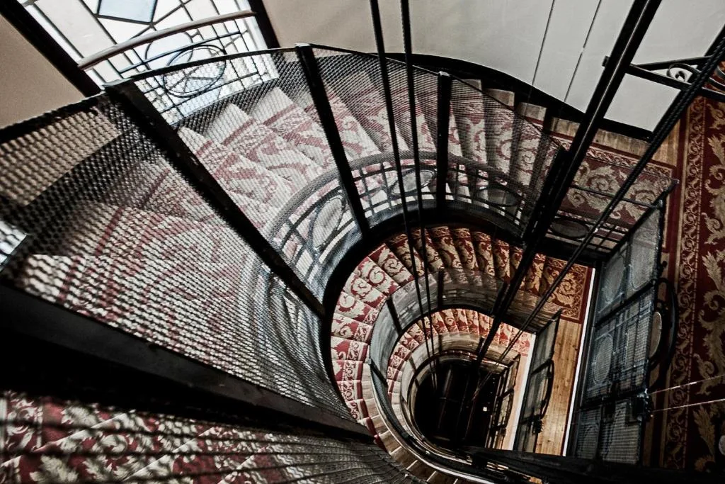 Escadaria nobre do interior do Curia Palace Hotel